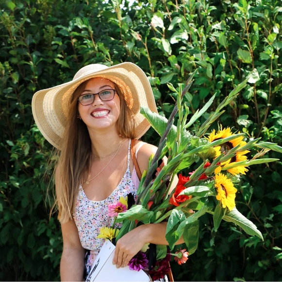 Meet your Posher, Ciana - Picture 2 of 3